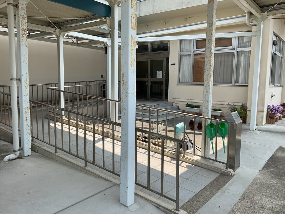 施設写真　手すりとスロープ